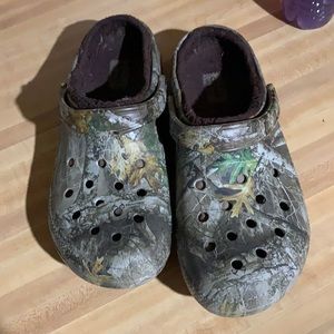Like New men’s lined crocs